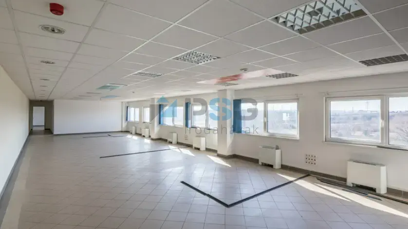 C-Moll raktárcsarnok