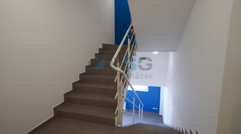 Eladó raktárcsarnok és iroda Budaörsön