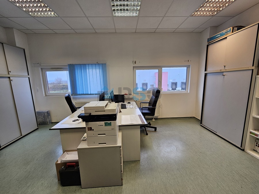 ÁRON ALUL 40 ha fejlesztési terület 2 raktárcsarnokkal ELADÓ!